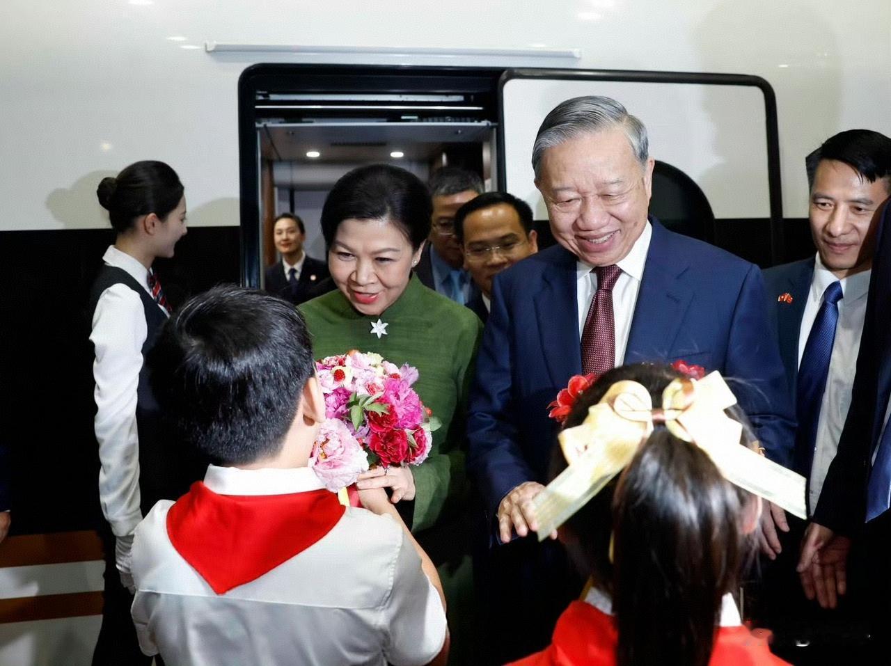 为苏主席点赞！
看了下，苏林是1957年生人，今年69岁。也是一把年纪了，还这么