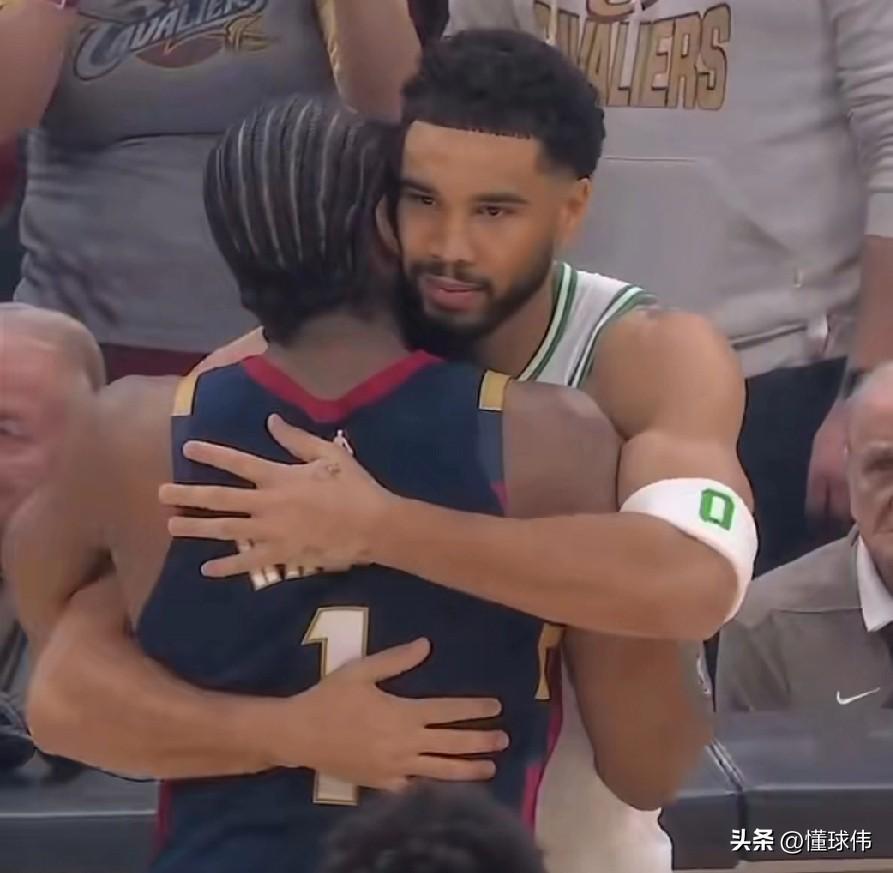 暖心登哥！塔图姆谈哈登：

“哈登是非常好的人。”

“他第一时间向我送来祝福。