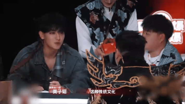 黄子韬给非遗红人撑伞又撑腰 我赞红人 黄子韬太刚了！李艺直播被恶评，他直言这是传