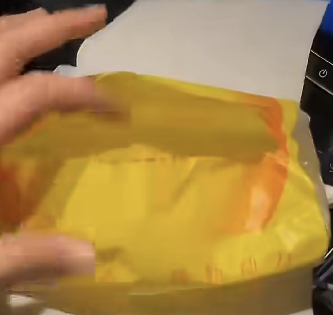 女子称意外发现，
加油站送的纸巾里面竟然有不明点点，
女子关闭车内灯光不明点点非