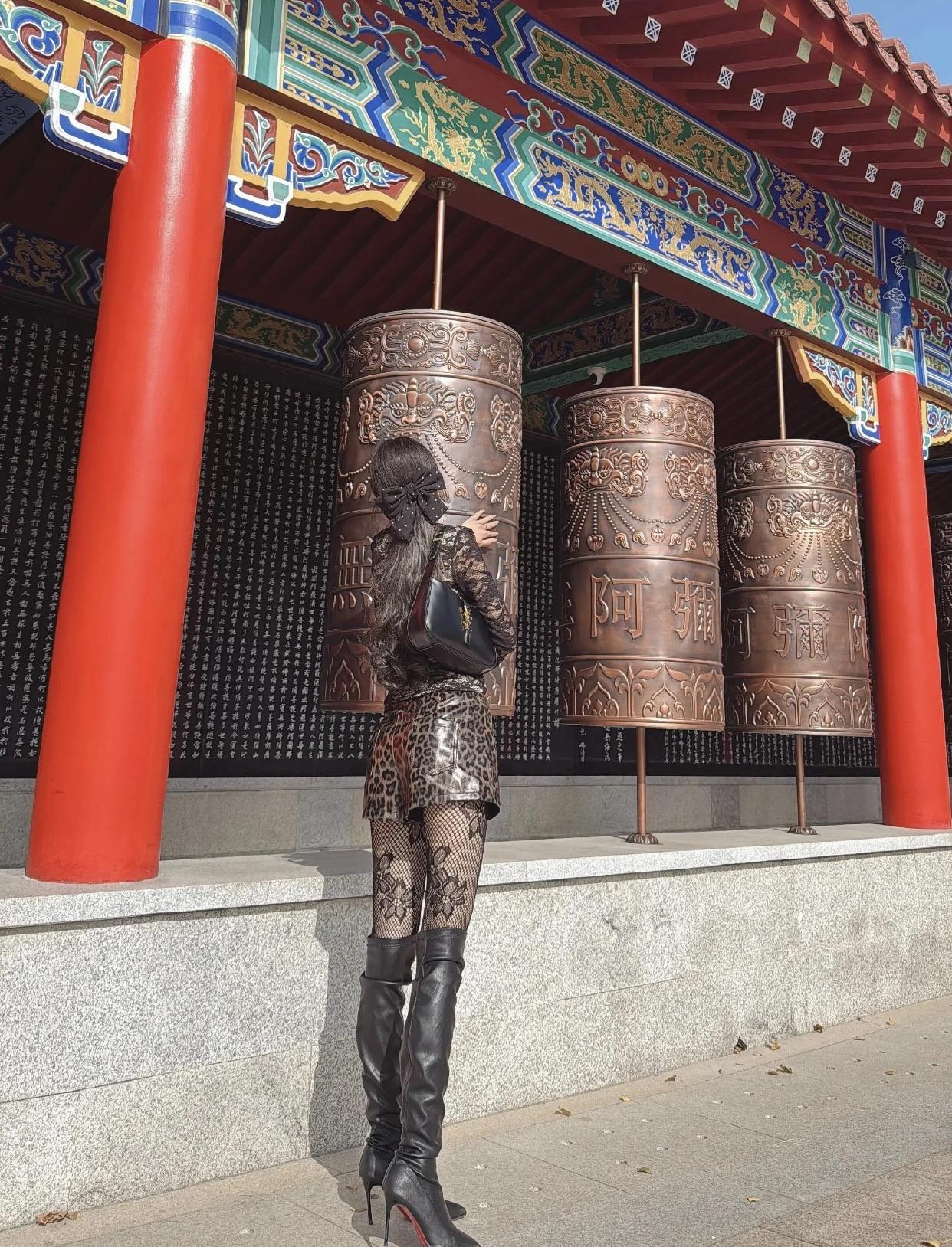 打卡古寺，感受禅意与现代时尚的碰撞！