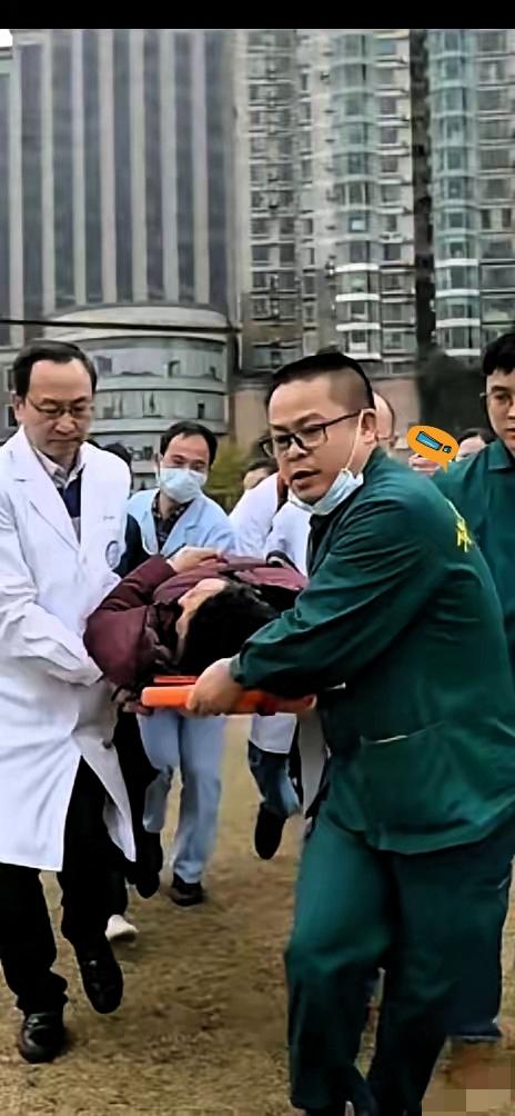 17岁男孩血液像荤油般凝固！这不是危言耸听，是放纵饮食的惨痛代价！
 
高二男生