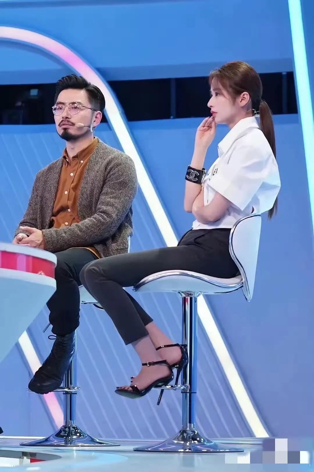 难怪女明星都不爱穿裤子！原来是怕身材缺点暴露啊！小肚子很明显，确实很尴尬！裤子比