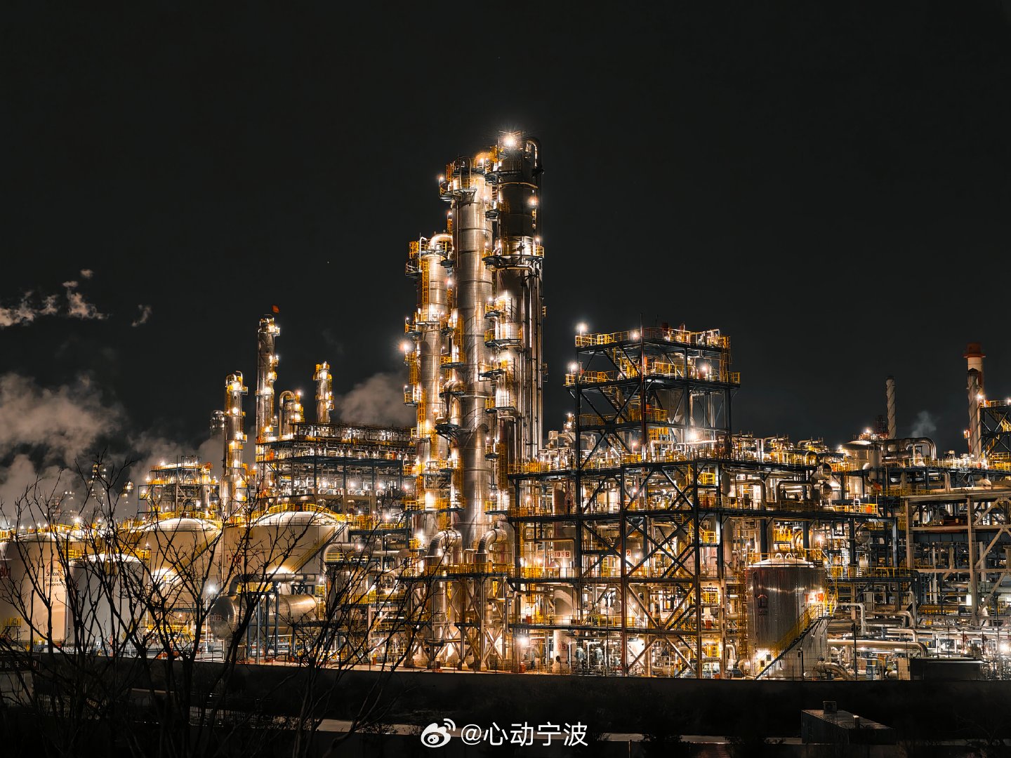 高质量发展浙里行 【宁波镇海炼化夜景尽显工业浪漫 】硬核实力在zhe里 夜色如墨