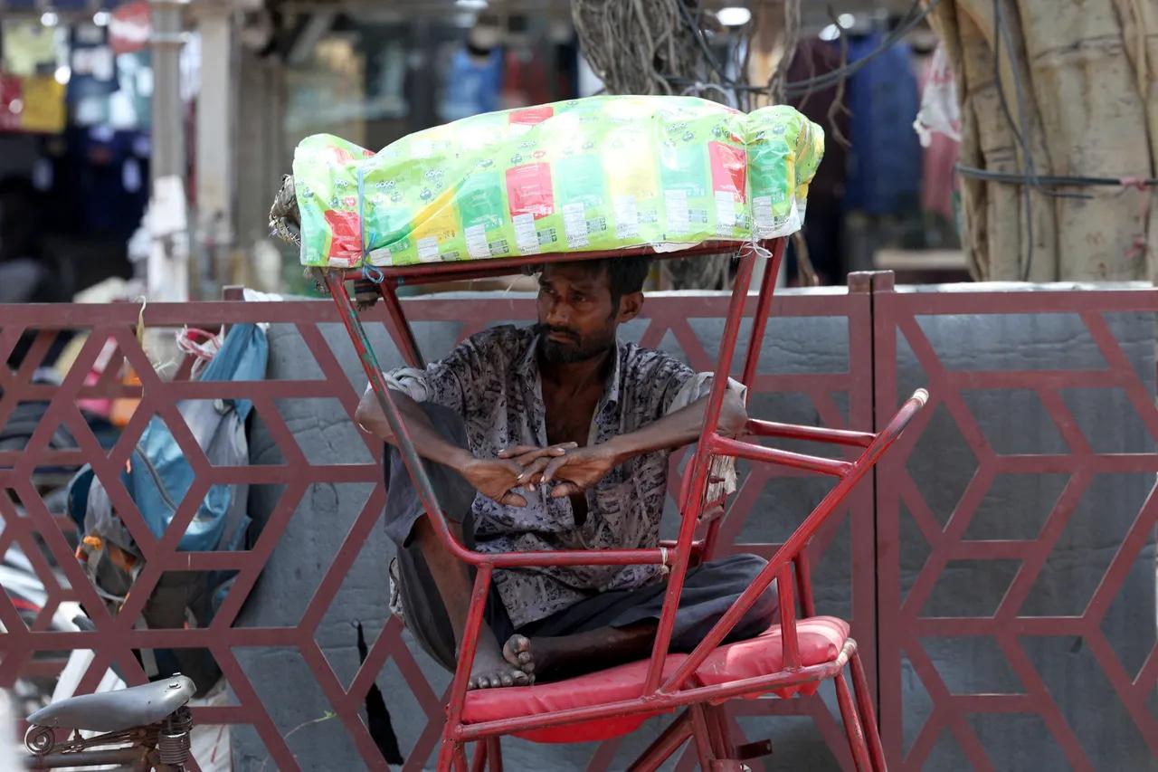 印度遭遇致命高温，印度多个邦在该南亚国家多地出现闷热高温之际推出救济措施。

两