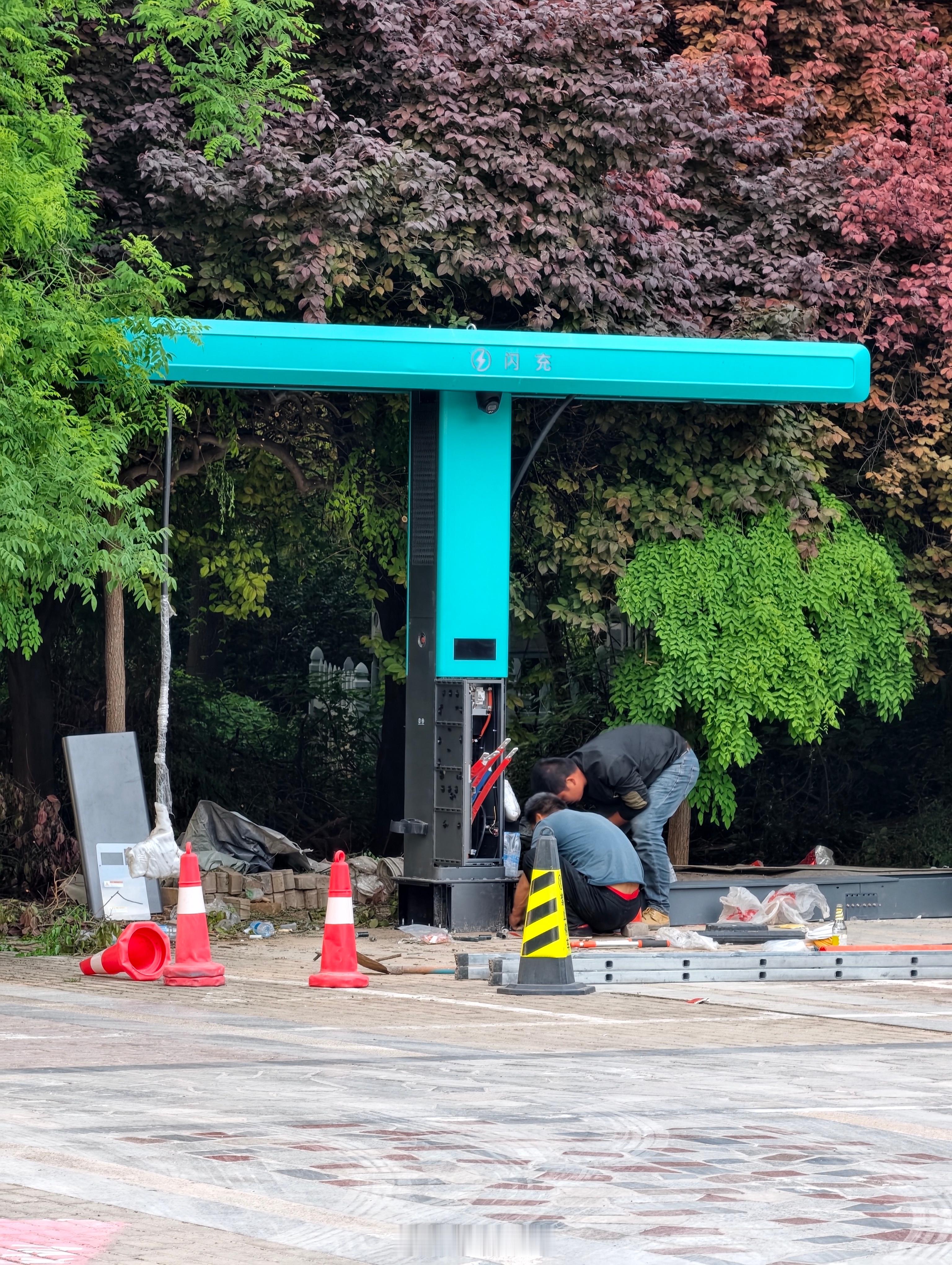 比亚迪搁我们家旁边建了个兆瓦闪充桩 西安·紫薇田园都市F区蓬莱仙境