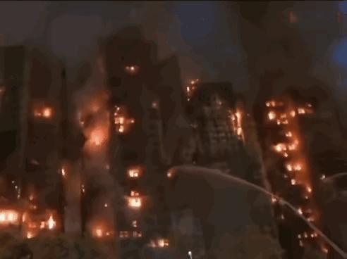 香港这场大火，你没发现一个问题吗？从火势来看，很明显内部有易燃物品，尤其又是这种