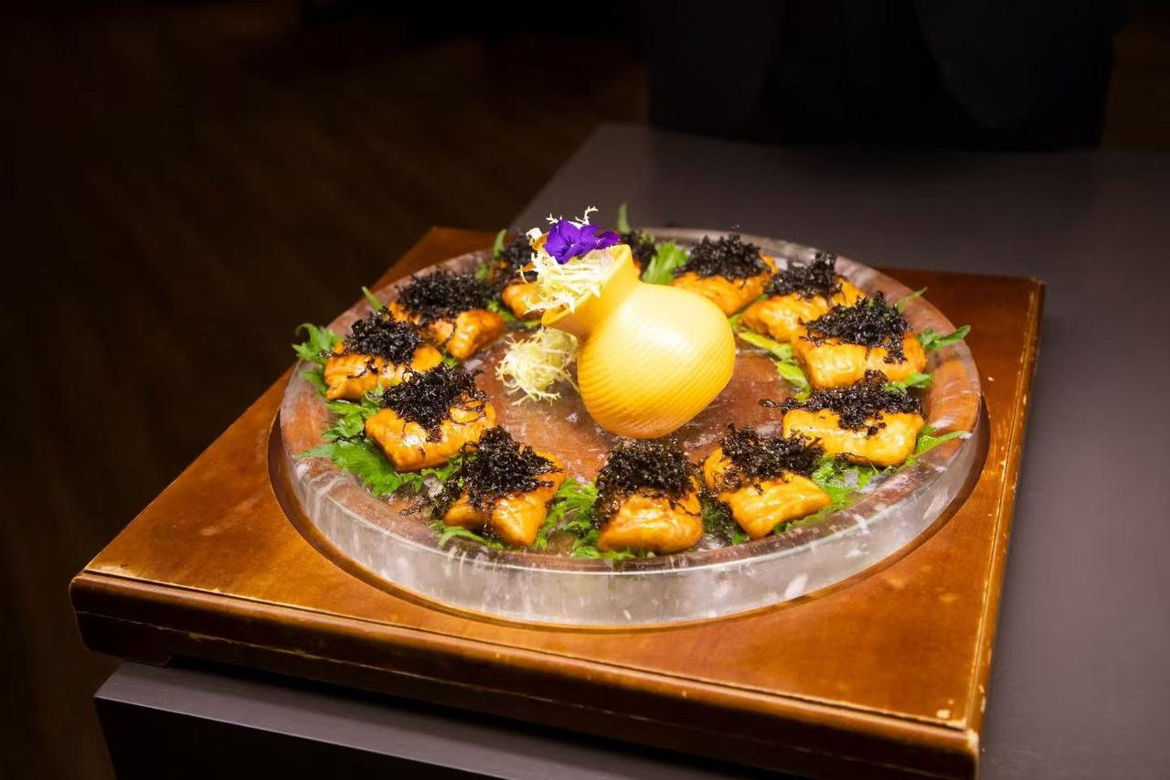 一盘精美的生鱼片拼盘，看起来真美味！