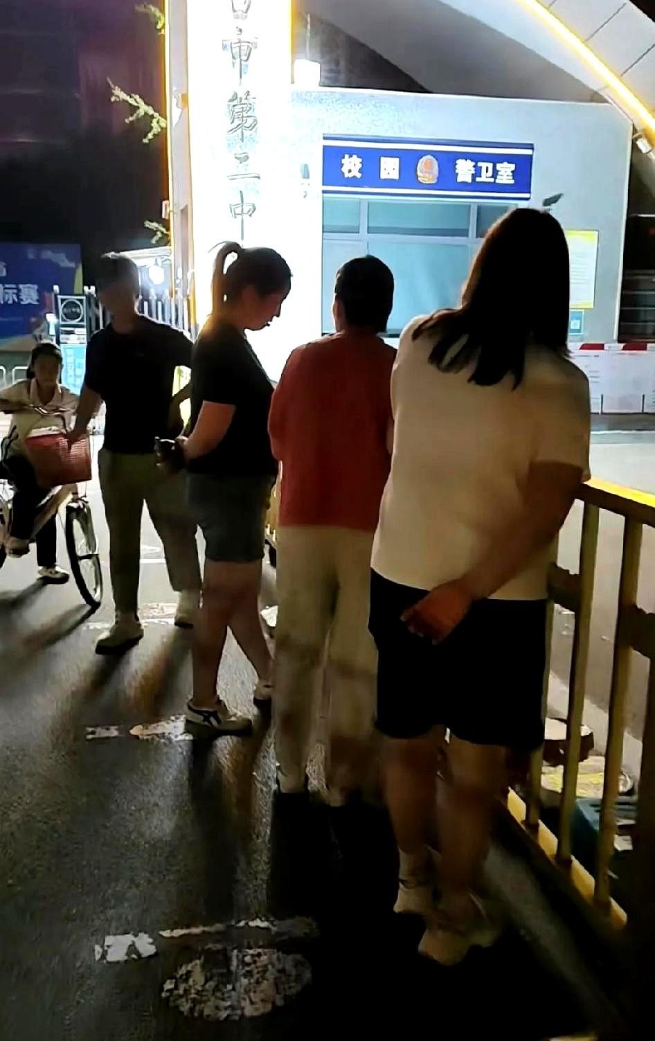 🎓 邢台二中、太行中学门口的那一夜排队，真的值得吗？
孩子刚考完试，家长们就顶