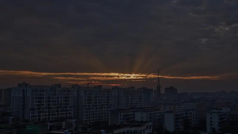 真正的觉醒，不是等风雨过去，而是学会在雨中升级装备。当别人忙着躲雨时，你已经在借