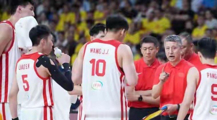 今晚19:30，中国男篮将在海口五源河体育馆迎来国际团结杯首战，对阵喀麦隆男篮。