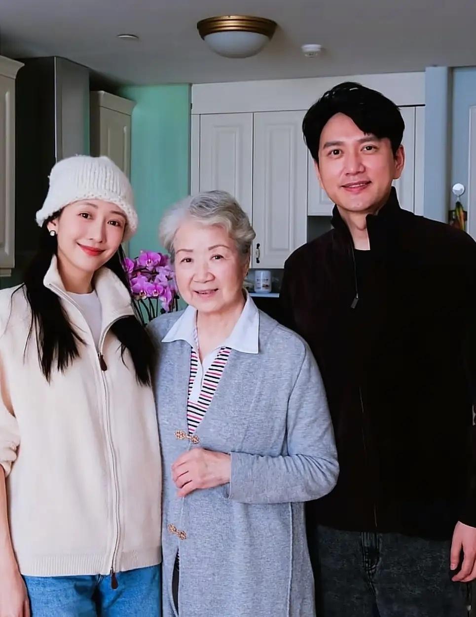 王鸥王仁君新年拜访曹翠芬，81岁没子女住北京，家里简朴挺温馨 