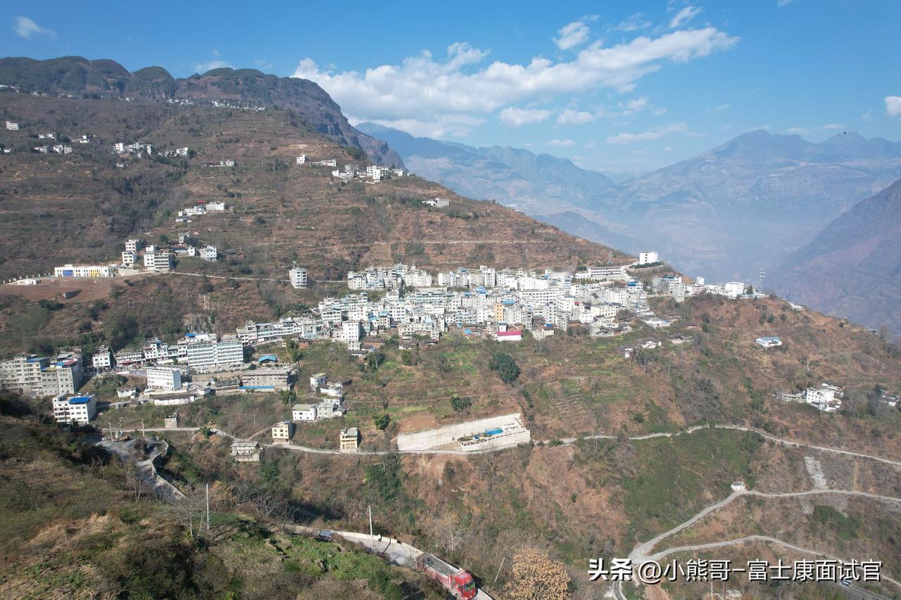 云南巧家茂租镇金沙江畔的小镇，金沙江缓缓流过，对岸就是四川凉山州金阳县地盘，从空