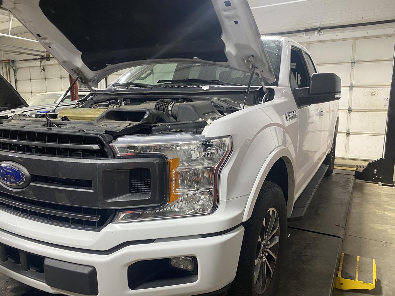 资深汽车技师弗兰克·布朗批评售价5万美元的卡车使用塑料油底壳、放油螺塞、变速箱油