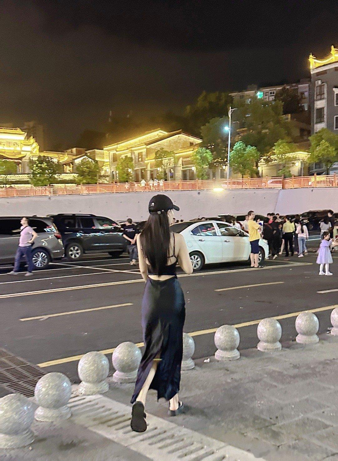 一些被记录的背影 时间总是很快头发也不知不觉从前年的齐耳短发到了现在的长发及腰 