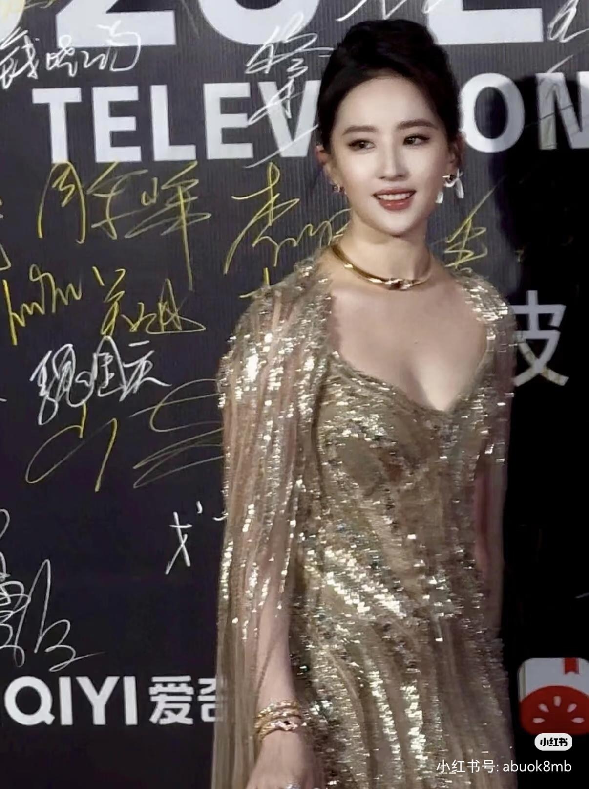 听说这才是刘亦菲真实的样子，之前的摄像都把她拍丑了这就是美得冒泡