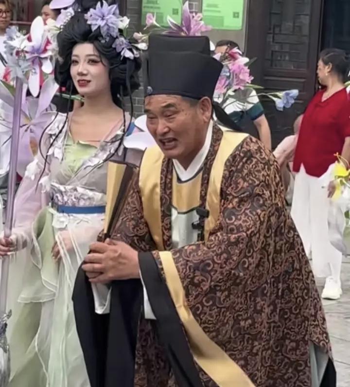 大衣哥玩出新花样，台儿庄当“庄主”，换上这身行头依然很接地气
大衣哥这回在台儿庄