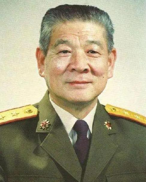 1975年正在训练的王英洲突然被军长叫去办公室，他忐忑是不是来劝他退伍的，没想到