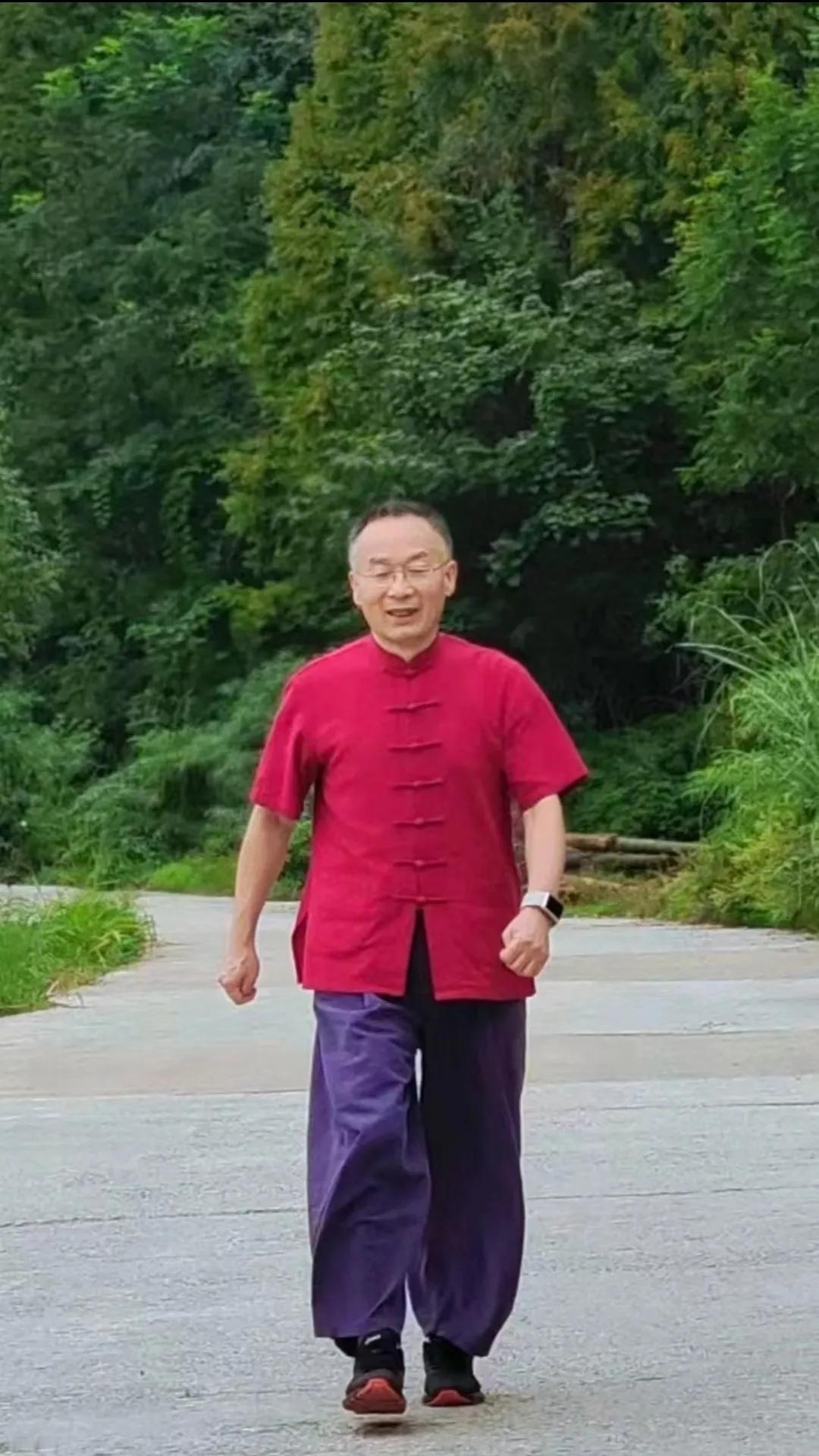 一是群体性失语。如今规则和法治不断完善，显性不公减少，但人情和正气稀缺。很多不合