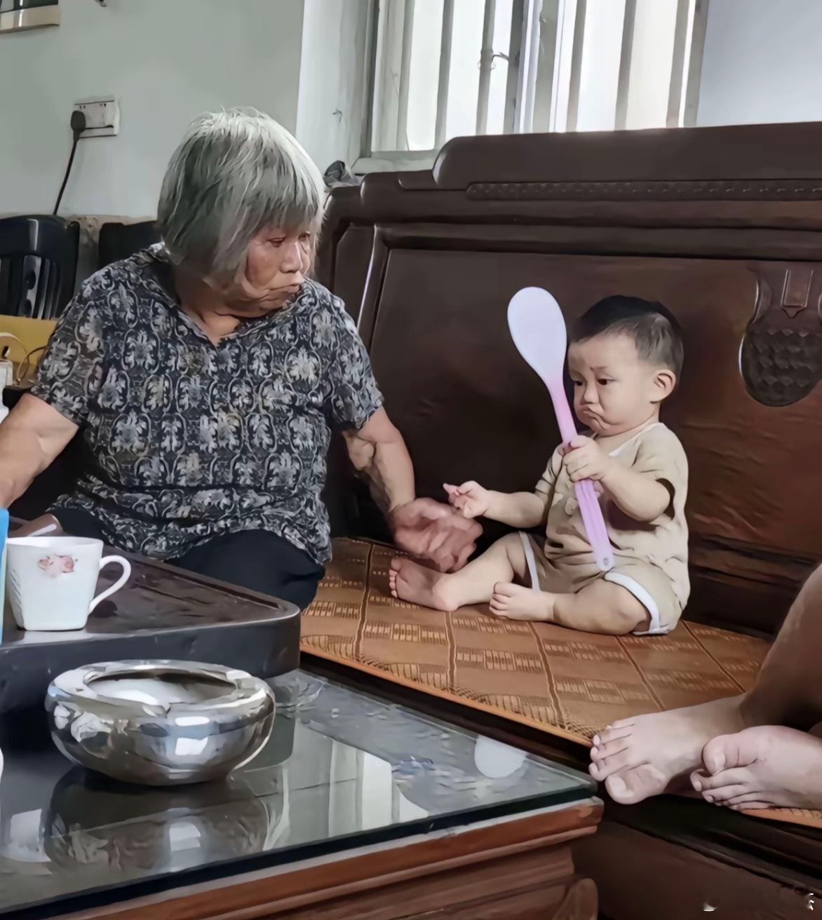 小孩子的模仿力太强了，看啥学啥～～～[允悲] ​​​