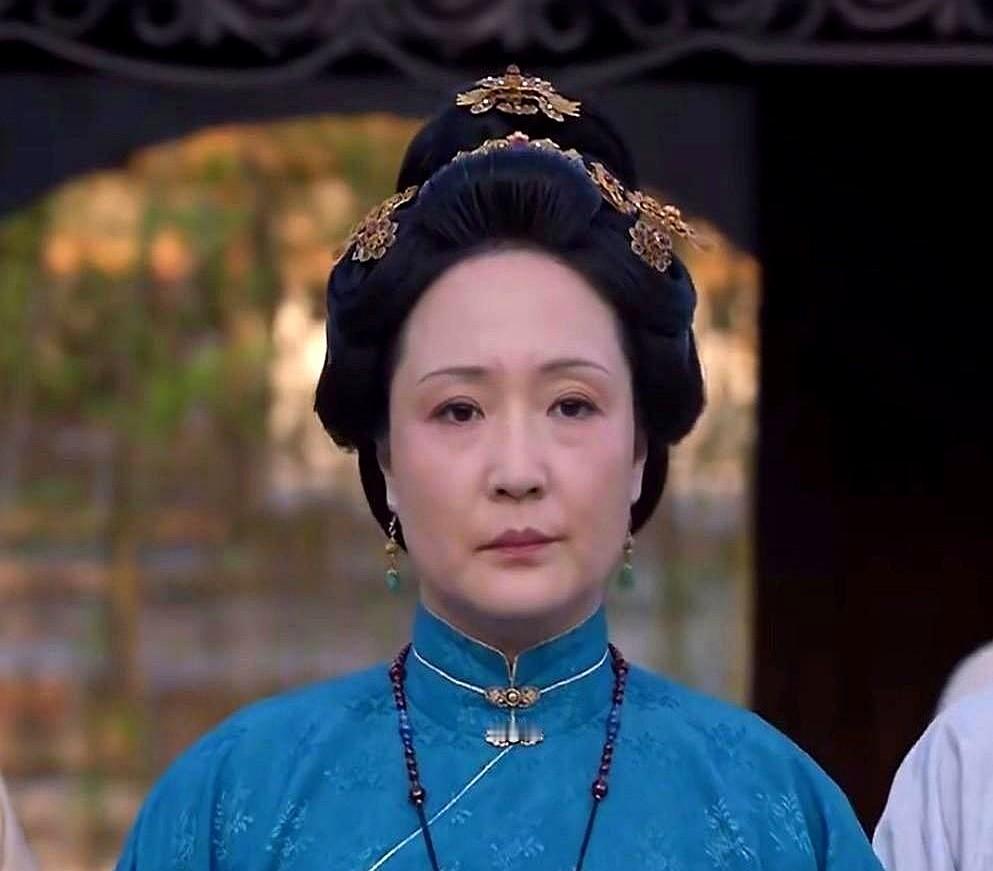 病重那几个月天天擦粉点胭脂，半夜疼得咬断三根银簪，对外只说染了风寒，林大太太愣是