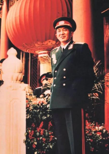 1933 年中央苏区，两名红军干部吃完药片突然发狂，满地奔走、心口灼痛大喊。当时