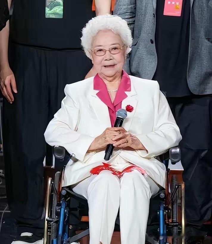 手握正军级离休待遇、获评人民艺术家的田华，月薪三万余元依旧恪守简朴生活，每月日常
