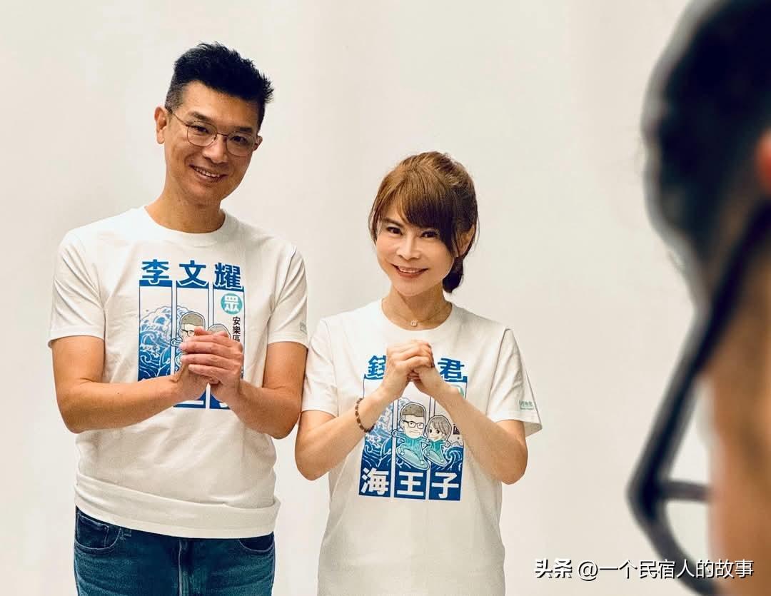 TVBS主播钱子与老公合拍选举照
今天TVBS主播钱怡君和她老公（李文耀，民众党
