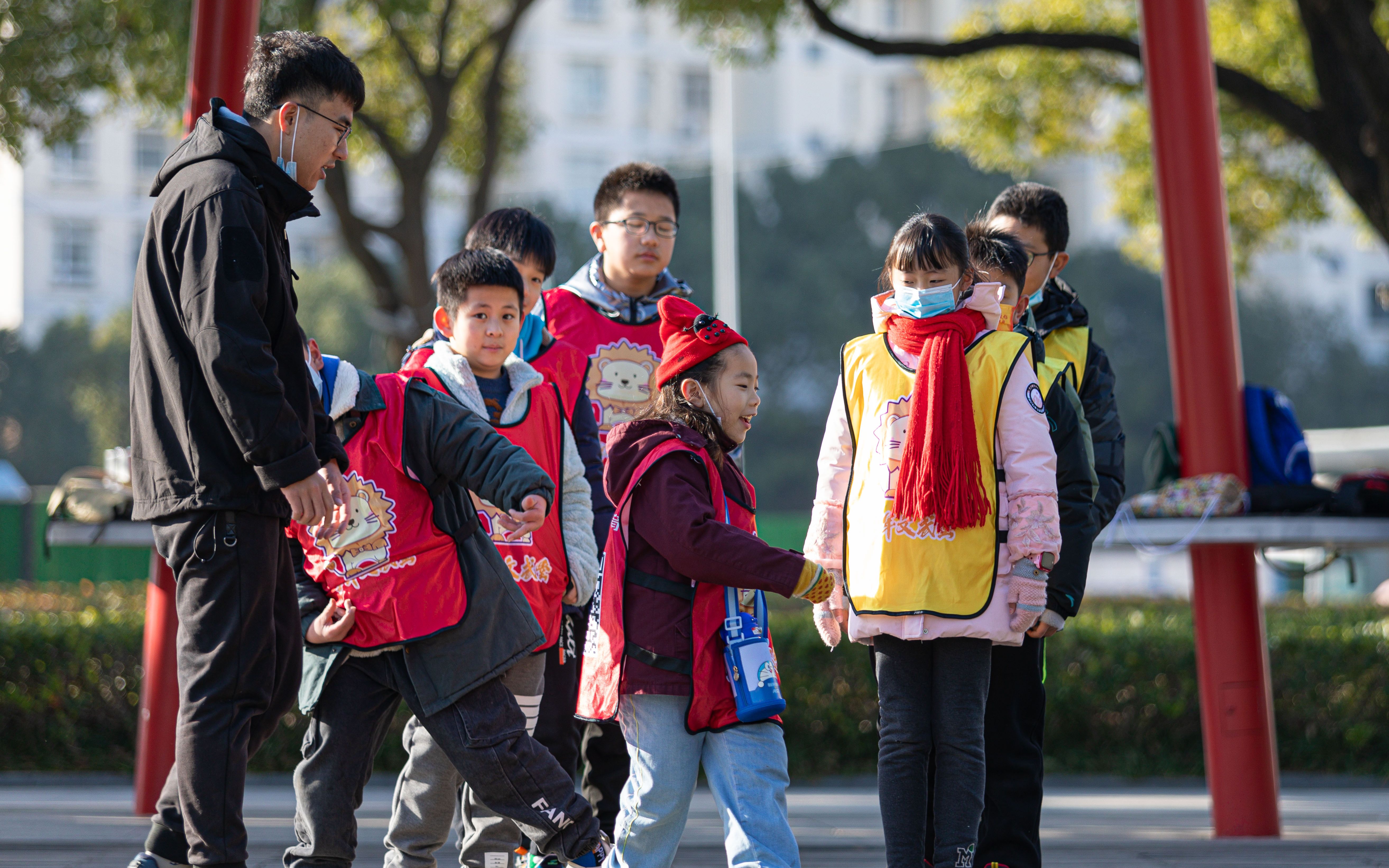 在老师带领下，一群学生在公园开展课外活动。图/icphoto校内教育：提质增