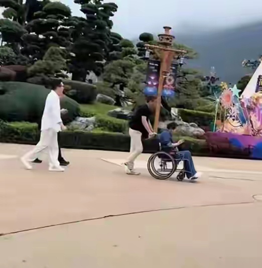 向佐郭碧婷一家现身珠海长隆 向华强背挺得笔直 精神头比年轻人还足 