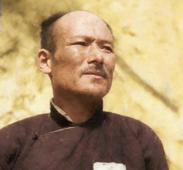 1947年，胡宗南占领延安后，被俘变节的公安局科长韩继恩，一张罕见的留影，照片中