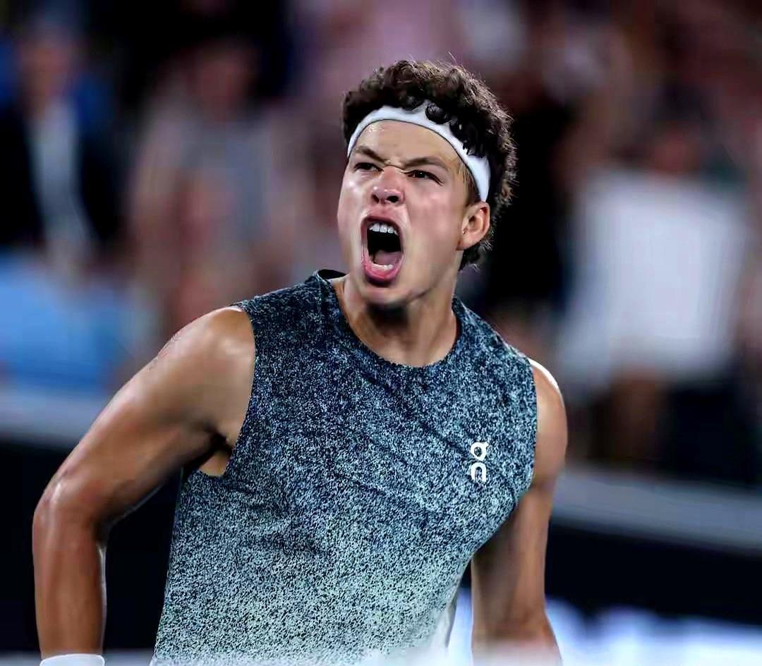 谢尔顿先送一盘，然后连抽三巴掌。
 
55个制胜分，30次网前拿29分，这就是把