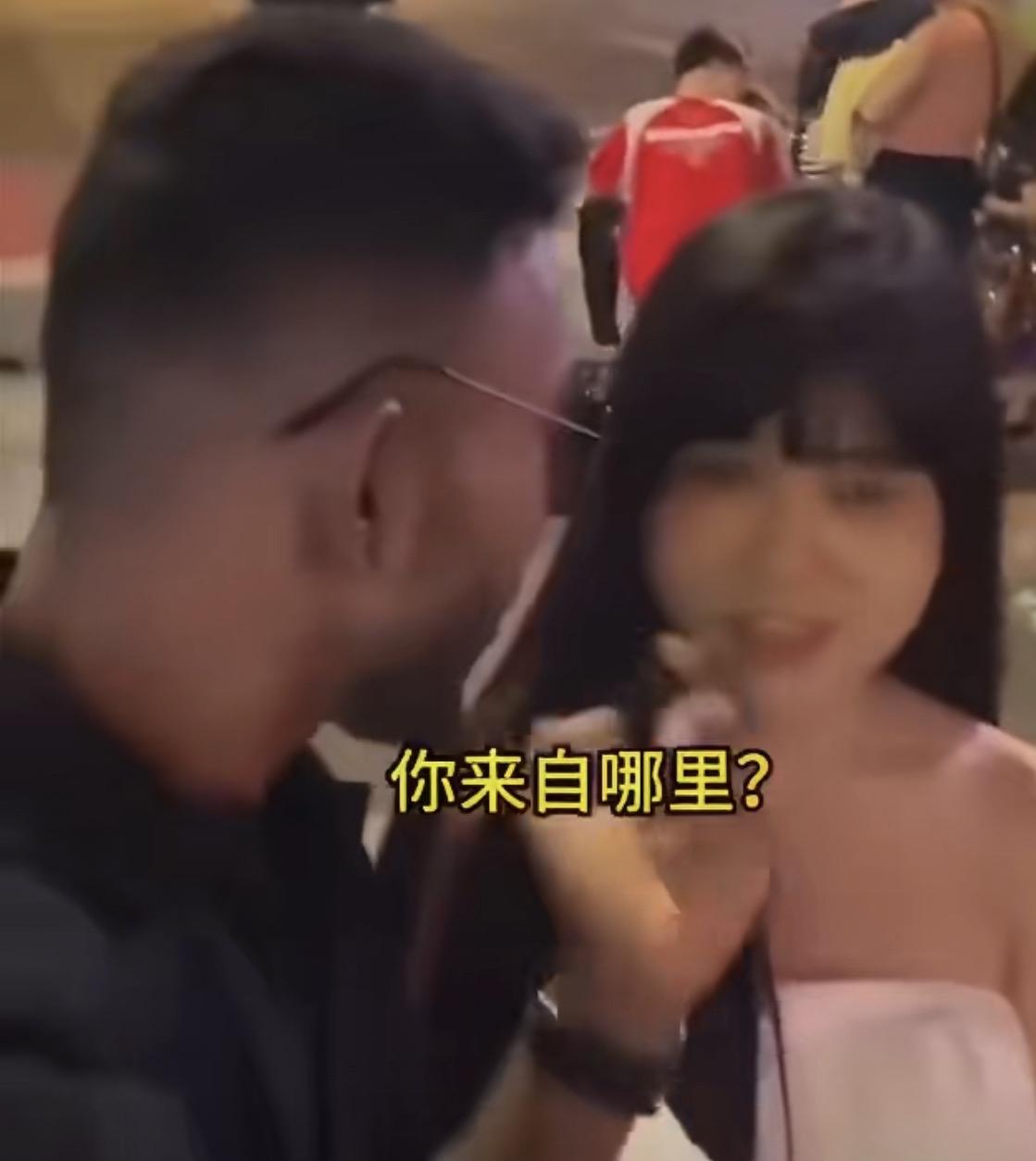 哎我去，越南女子这么牛吗？！一个印度人大街搭讪越南女子，接连好几个，只要告诉对方