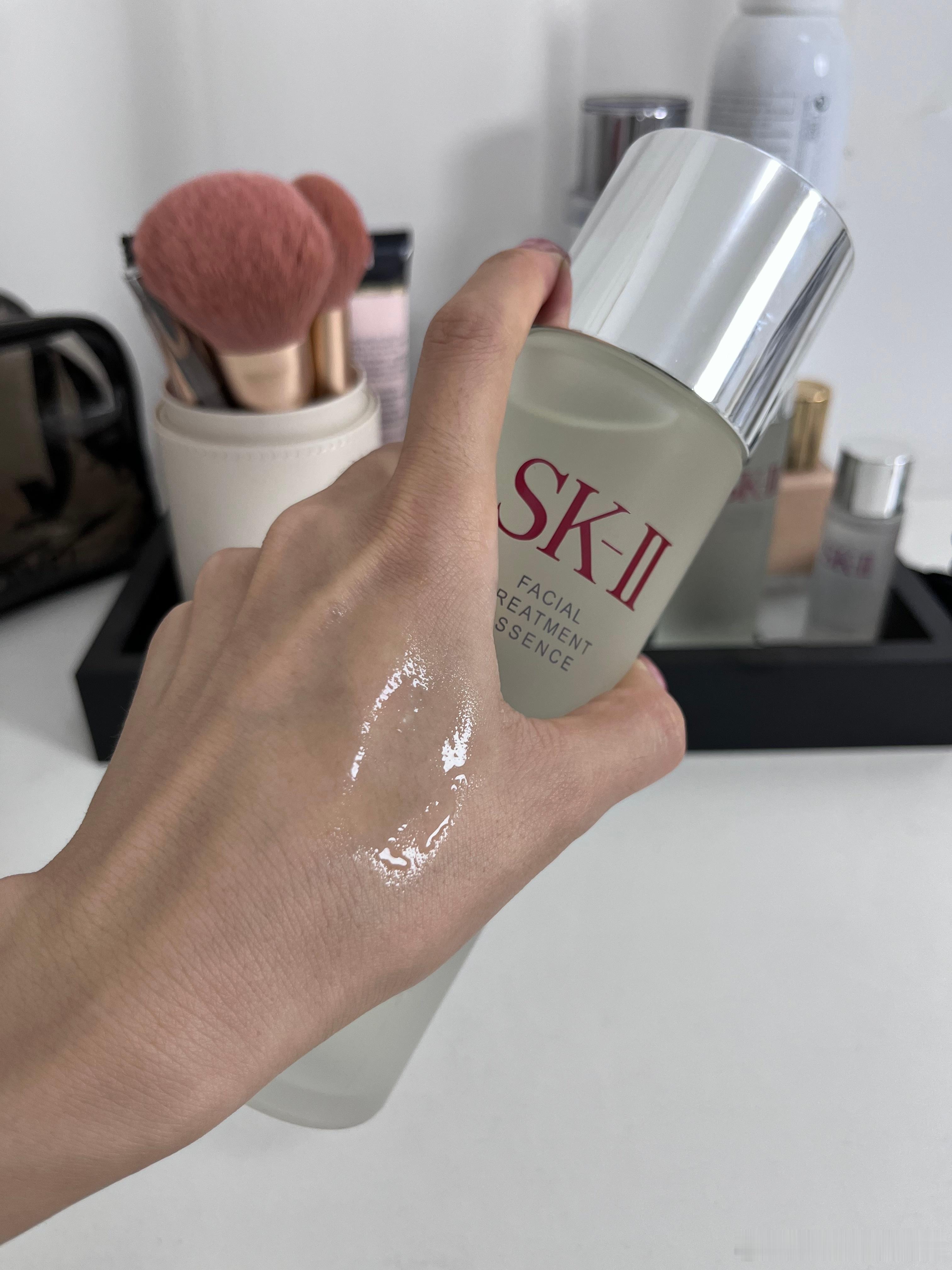 大学的时候我就把sk2神仙水作为我的日常必备维稳必备精华水了，因为经常熬夜呀，所