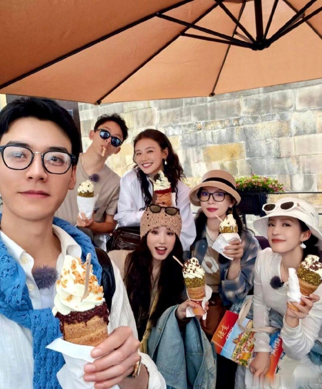 VOGUE盛典 花少7团建花少7团建直接变成明星派对，坐等四人合照惊艳全场！ ​