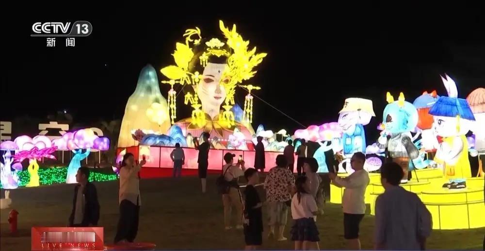 海南封关后首个春节暴火：满街老外穿汉服吃年饭，这一幕让国人突然集体破防！

三亚