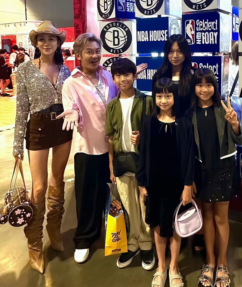 明星们的全家福
能把日子过好的
他们都是人生赢家