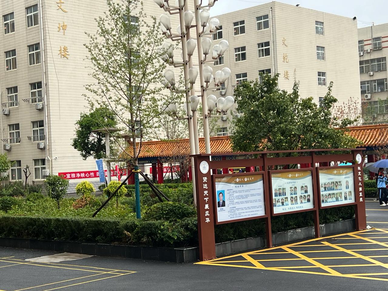 每天晚上九点半，学校餐厅的一个档口就会开放，会摆上一些食品，例如松软的面包、温热