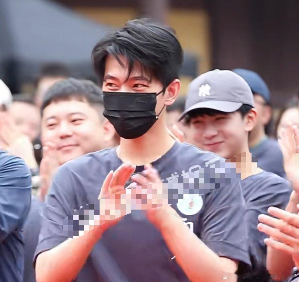 杨洋真的好帅，而且修养也很好 ​​​