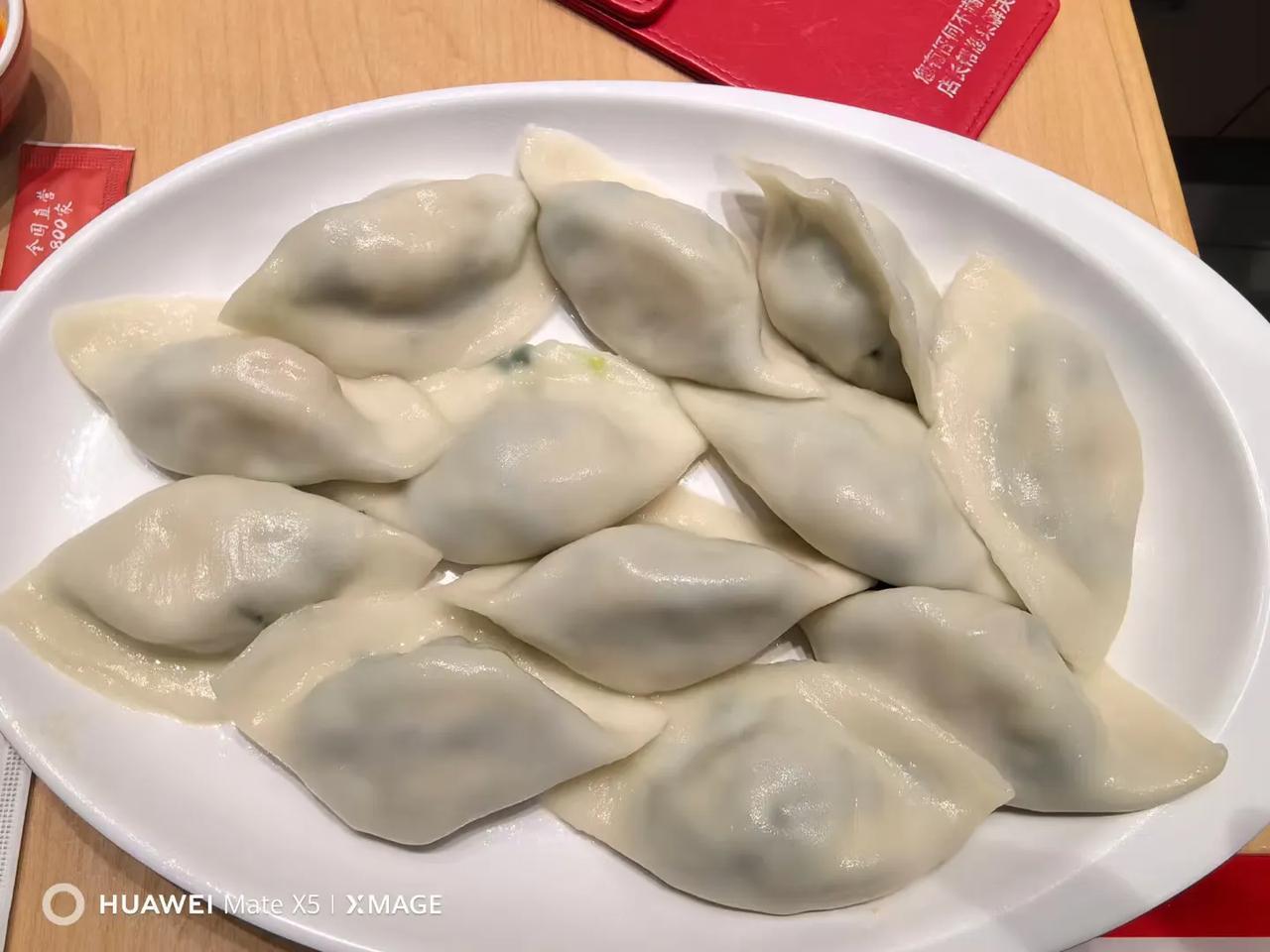 玉盘珍羞直万钱，
满盘饺子宴人间。