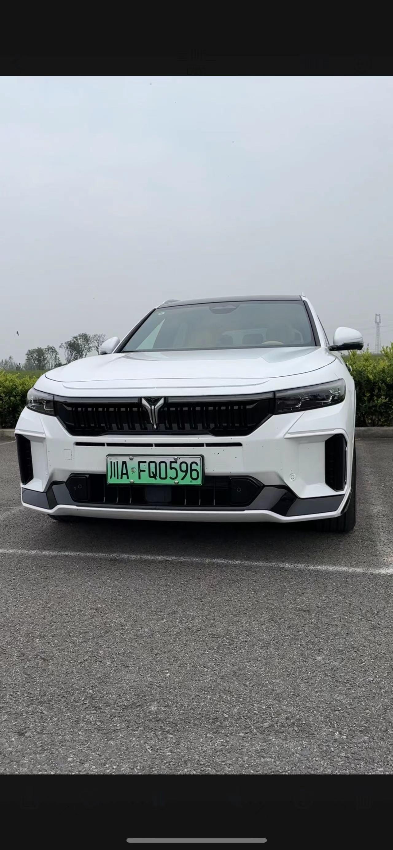 新款岚图free的外观还是很帅的，前方方正正的，而且用了大量的熏黑元素，有点机甲