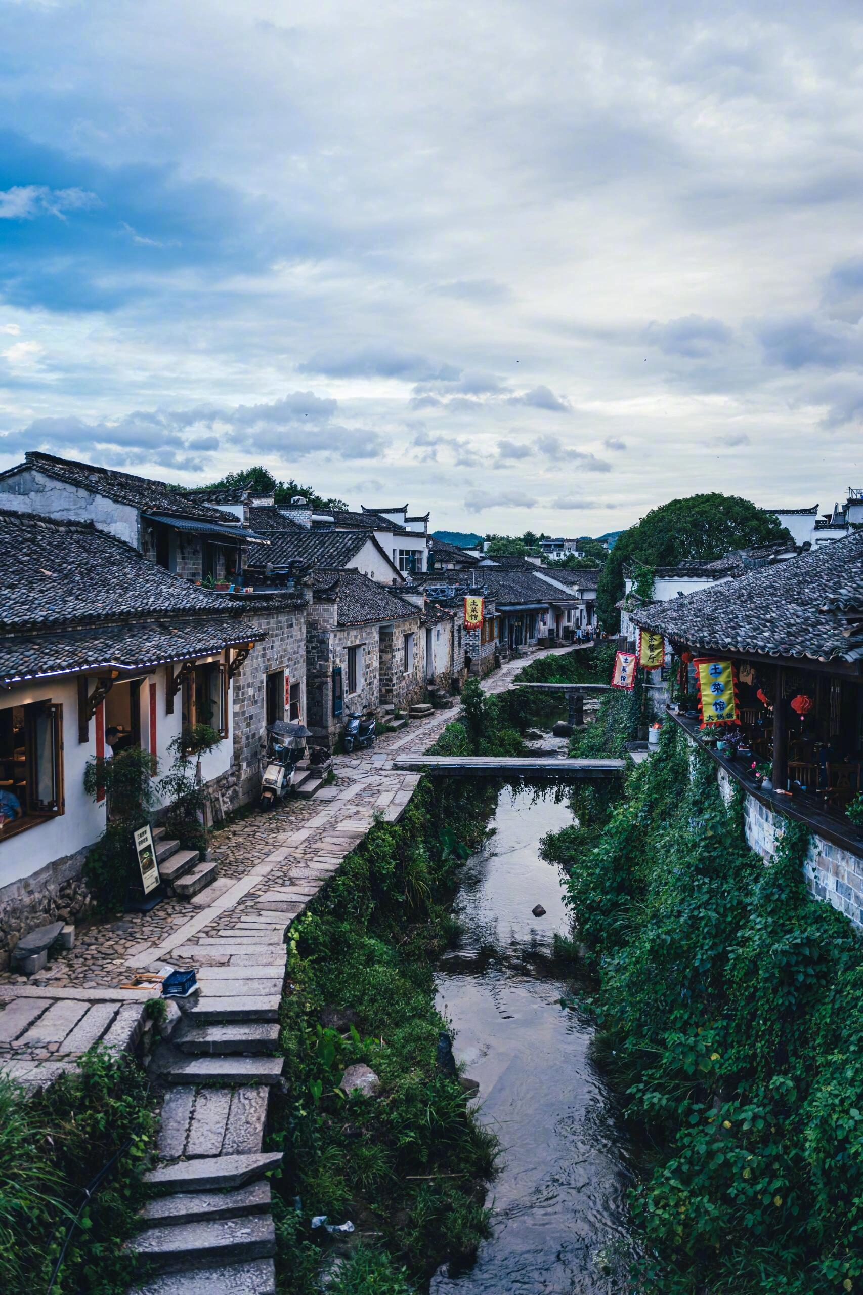 📖什么是浪漫？是敦煌壁画上的飞天？是茶马古道上的铃声？是江南园林的一扇花窗？还