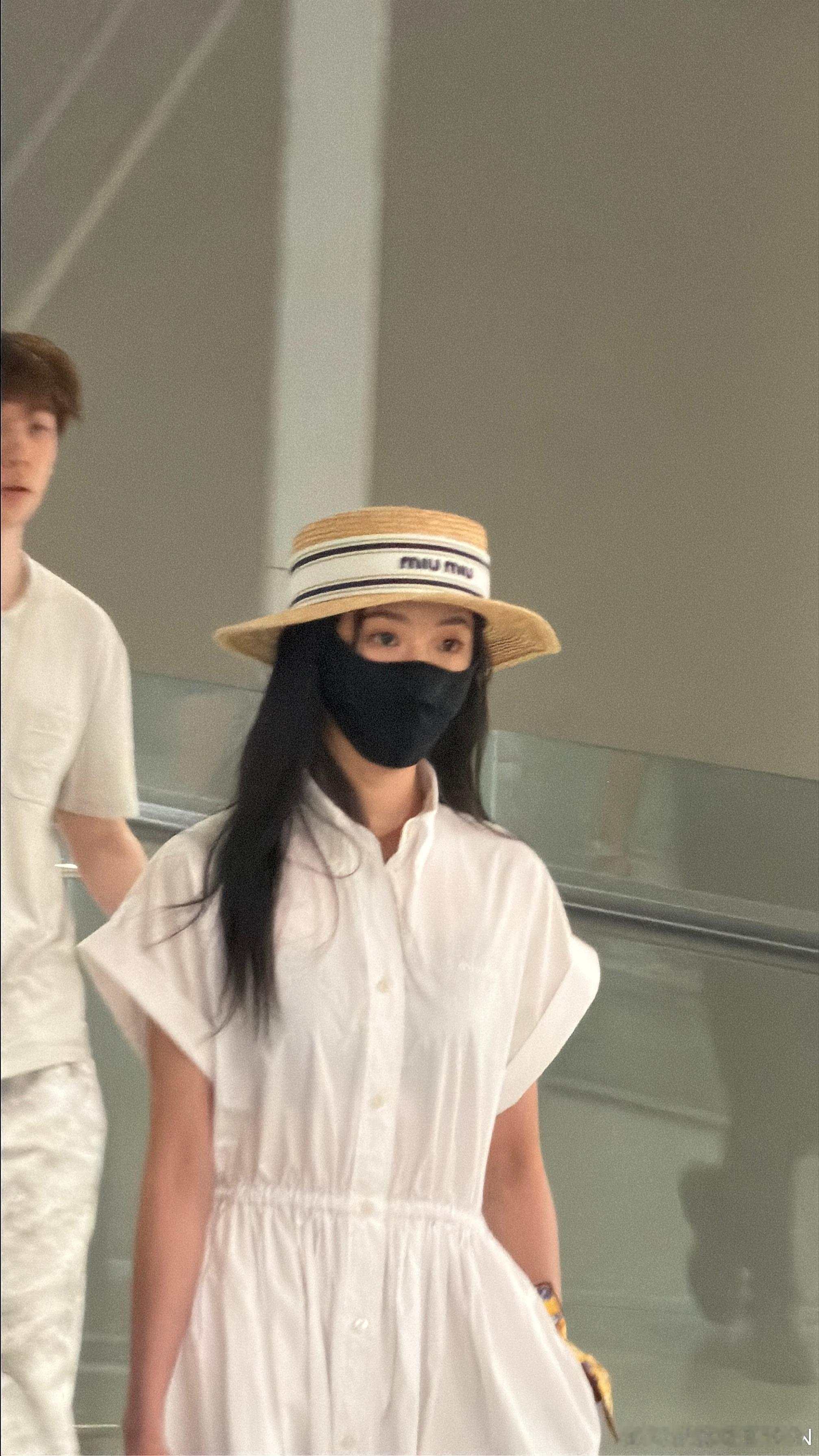 《主角》还没下头就和刘浩存一班飞机抵达上海在机舱里还在追剧我娥素颜也很美刘浩存