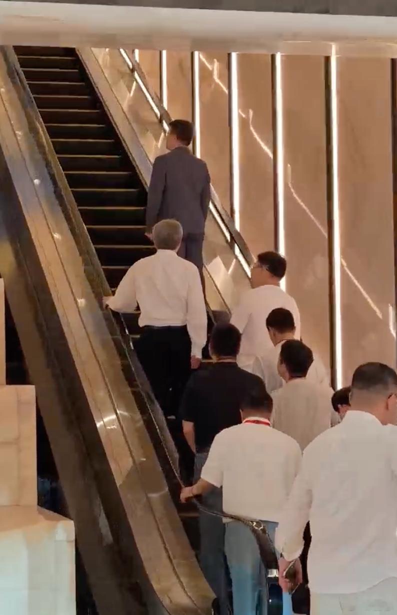 有网友偶遇尹同跃和余承东在深圳会面，uu们觉得这次是不是还有什么新动作了[拜托]
