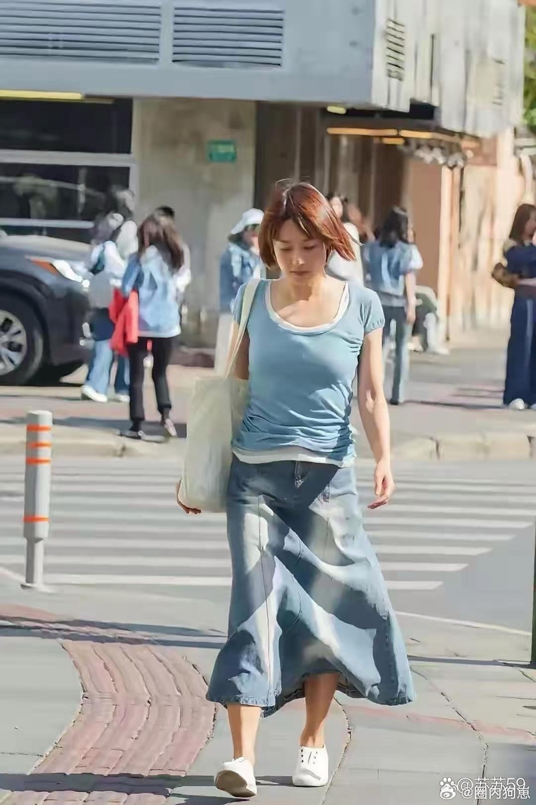 网友上海街头偶遇马伊琍，年近五十风采依旧。近看气质优雅，步履从容，匆匆一瞥更显利