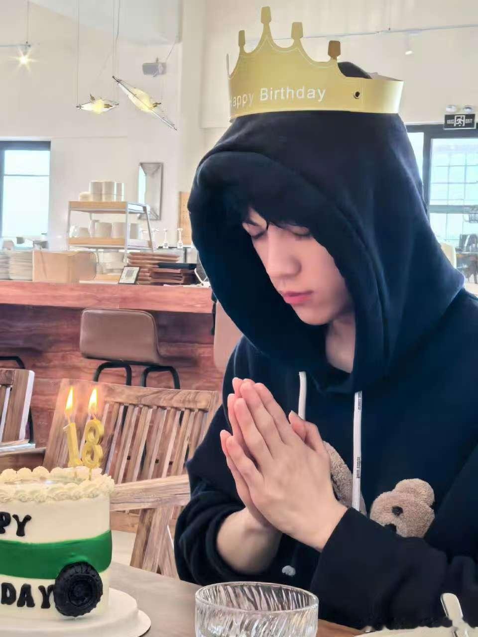 陈天润成年了陈天润18岁生日照陈天润成年了，生快，比心🫰 ​​​