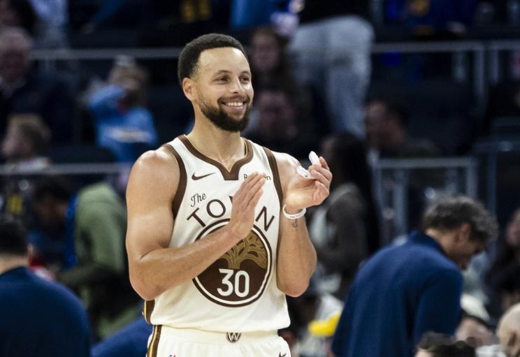 NBA常规赛，勇士客场111-85战胜森林狼。赛后库里接受了记者采访。谈到膝盖酸