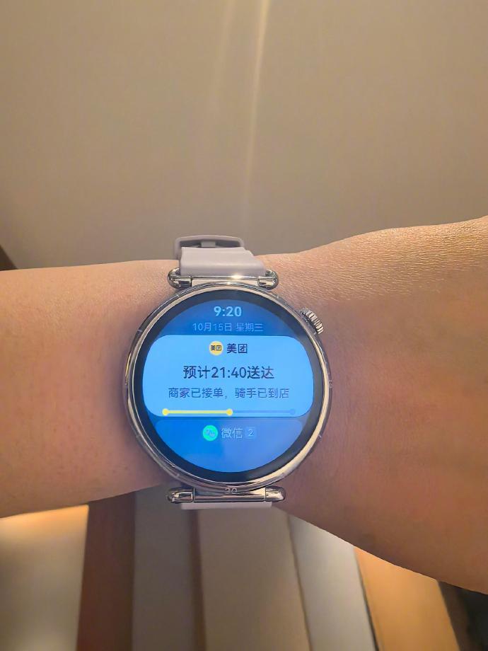 华为 GT6 的实况窗简直太实用啦！它能实时追踪你的外卖信息，这功能简直不要太方