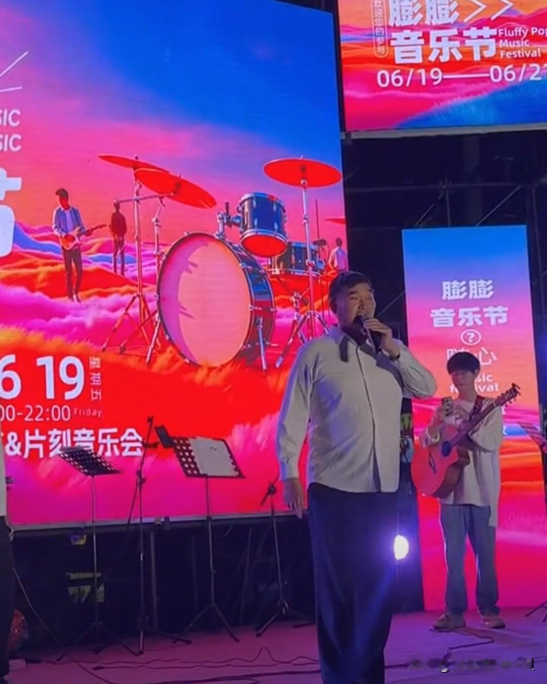 气场拉满！大衣哥登大型音乐节舞台，台下万人举灯应援。
6月19日端午当晚，朱之文