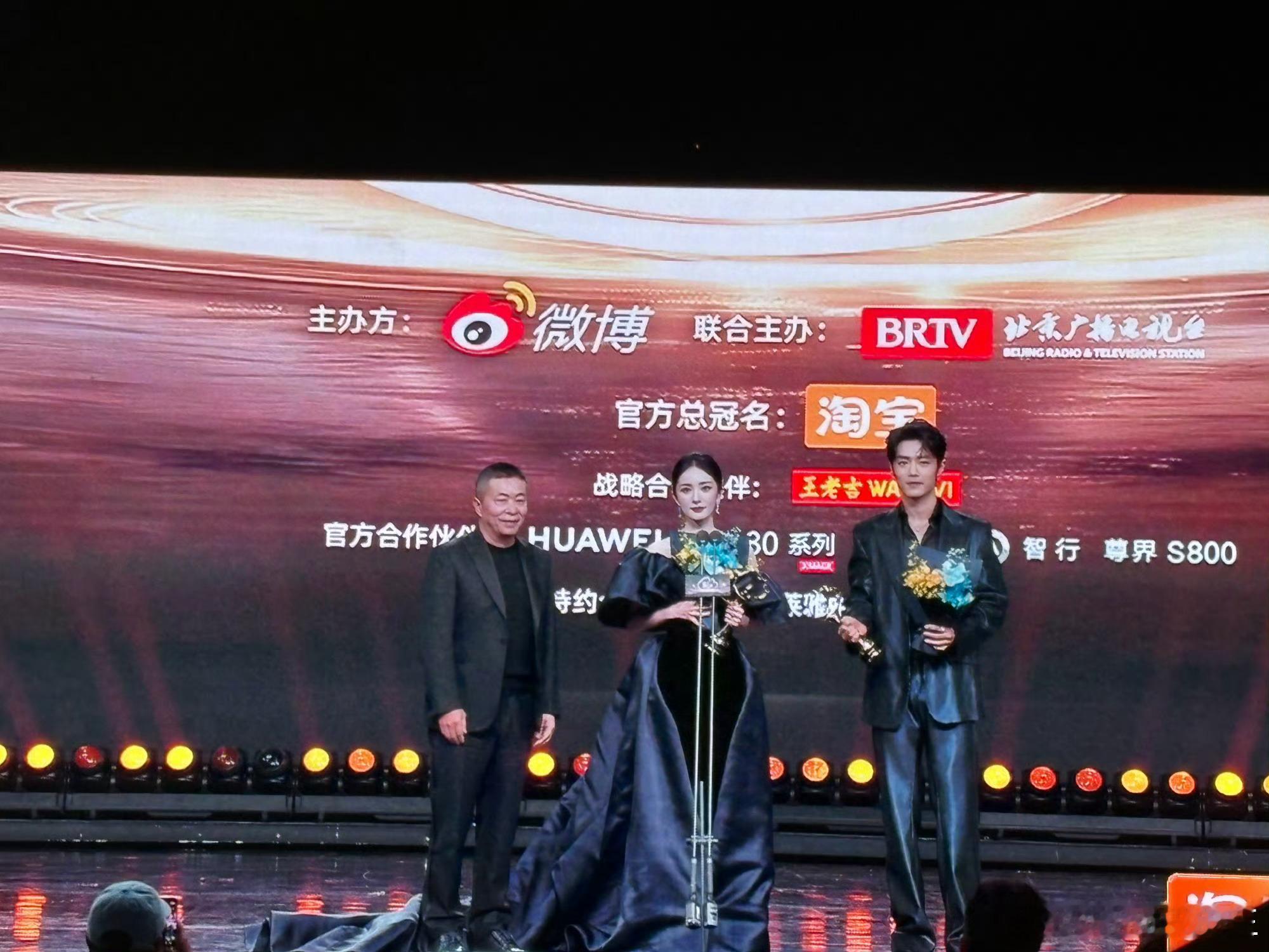 肖战、杨幂分别获得微博King与Queen。微博之夜内场